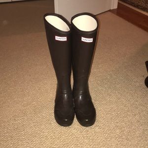 Slim calf tall glossy Hunter boots. Only worn once
